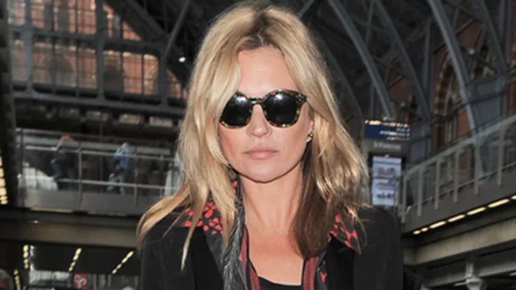 H Kate Moss φόρεσε τα ωραιότερα παπούτσια που έχουμε δει για το αεροδρόμι